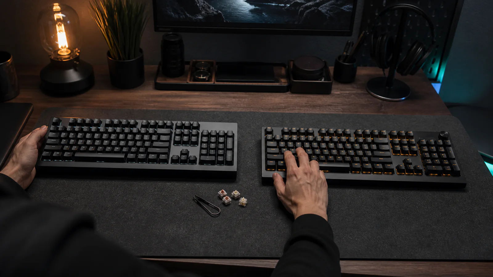 Imagem editorial do comparação: Corsair K70 RGB MK2 vs Logitech G915 TKL Lightspeed